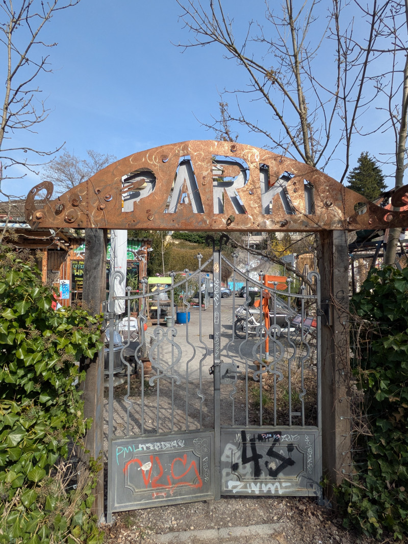 Frühling im Parki draussen Schild